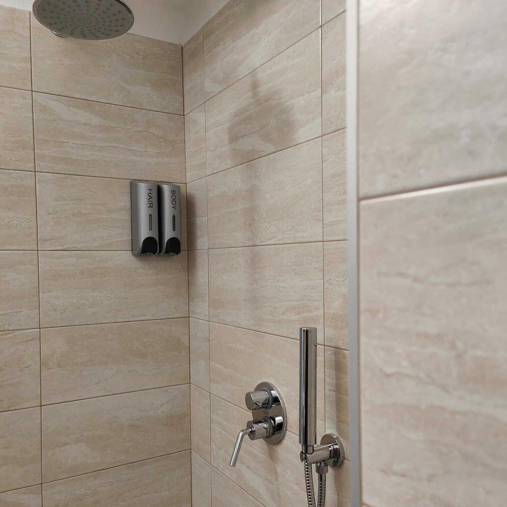 Room in Guest Room - Central Room With Balcony And Amazing Sea View