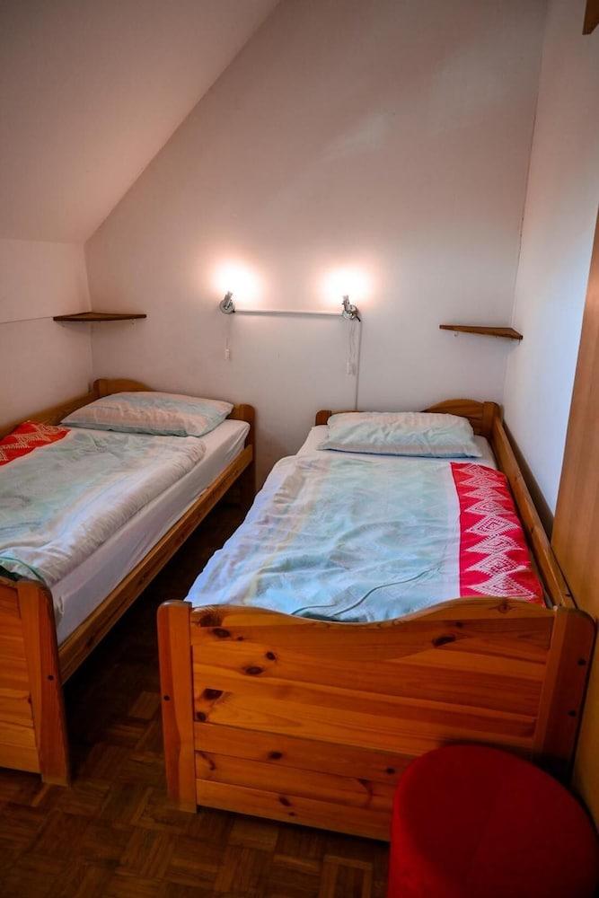 Mad House Apartment 2, Terme Catez