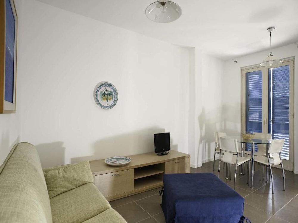 Dolce Mare 4 - Sea Front - Large Balcony - Sandy Beach