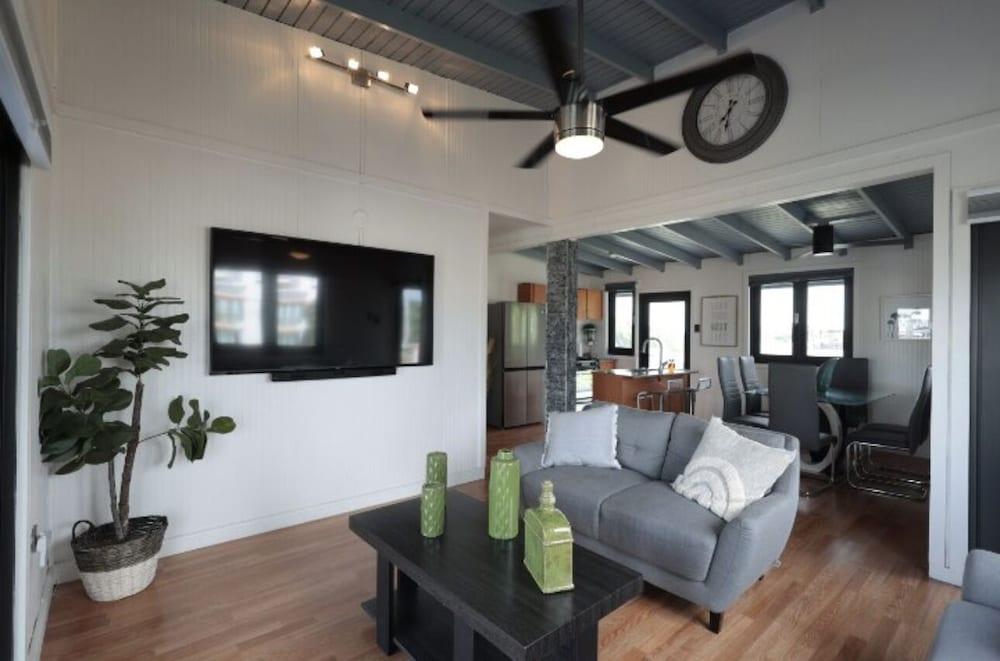 The Good Vibes House