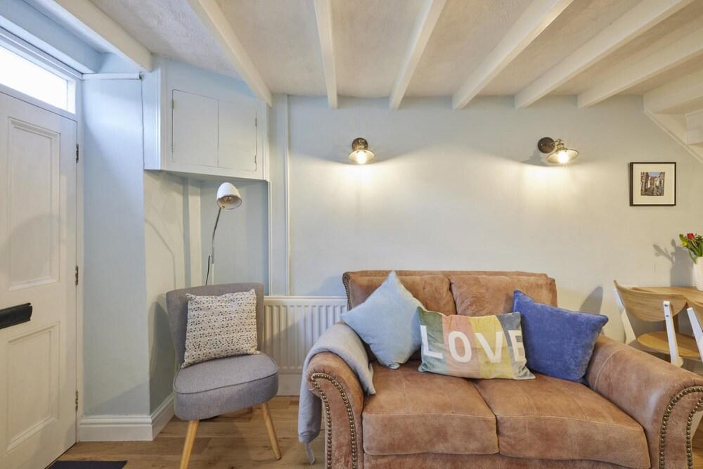 Host Stay Honey Cottage