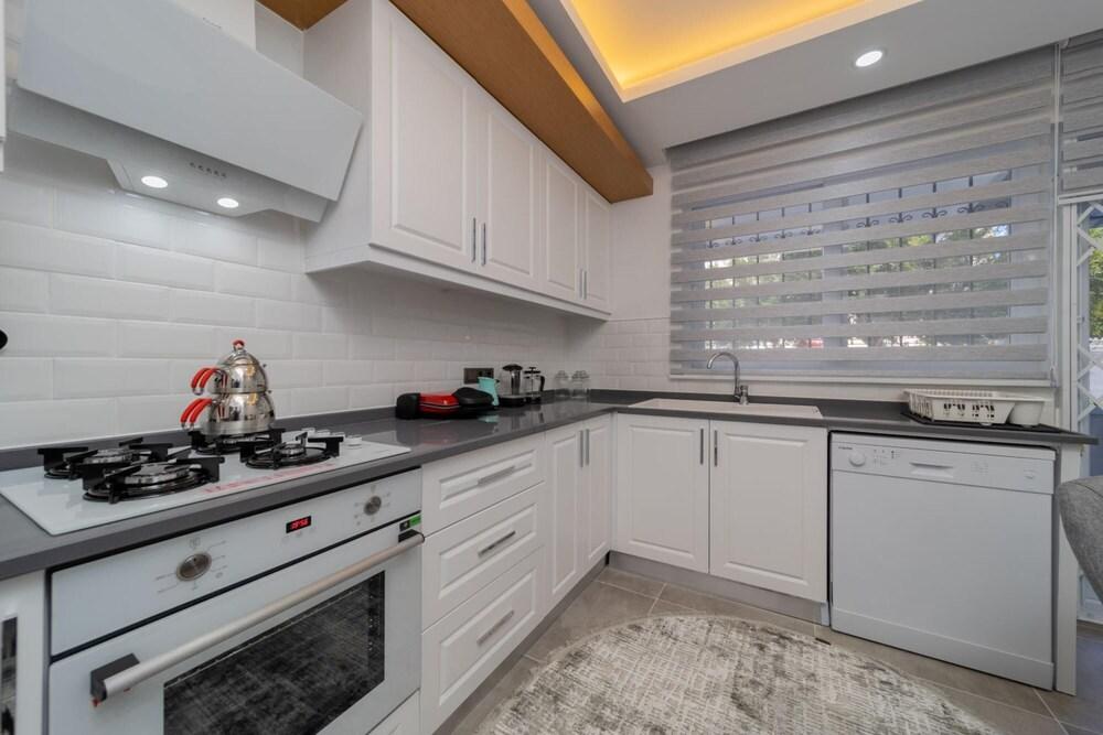 Central Located Big Spacious Flat in Muratpasa