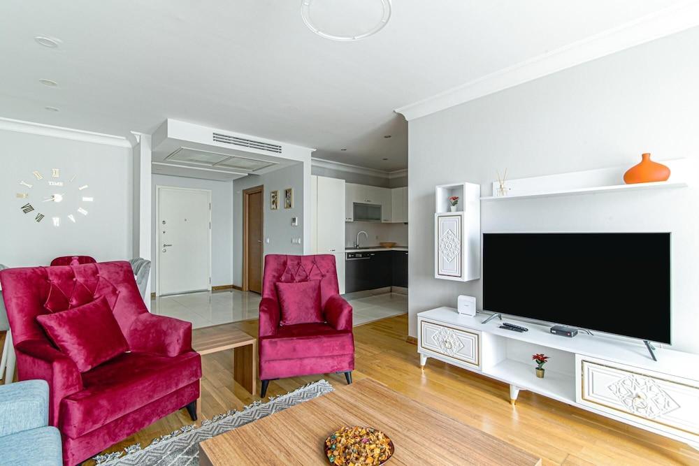 Bright and Centrally Located Flat in Sisli