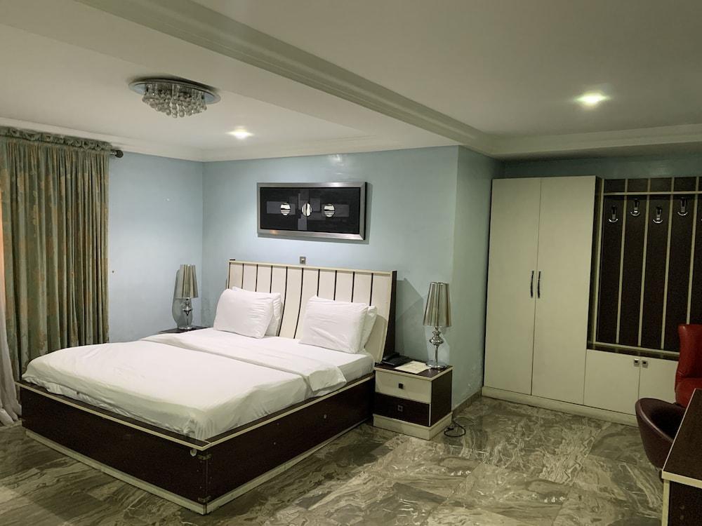 Islanders Lounge and Hotel