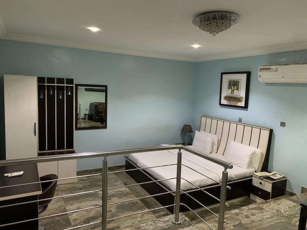 Islanders Lounge and Hotel