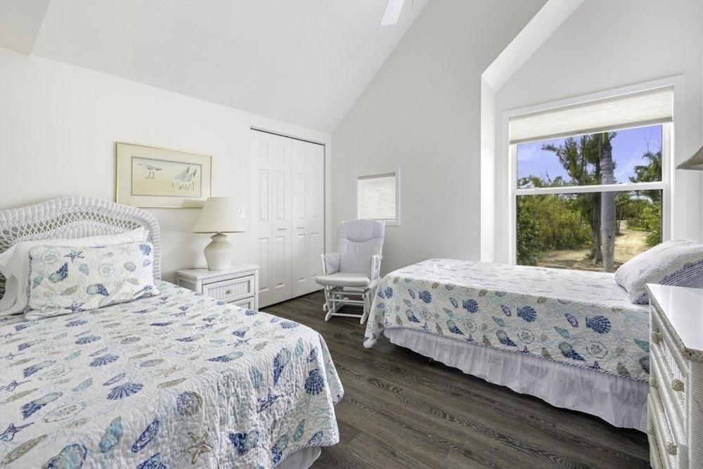 Holley House 4 Bedroom Home by RedAwning