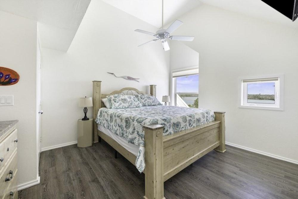 Holley House 4 Bedroom Home by RedAwning