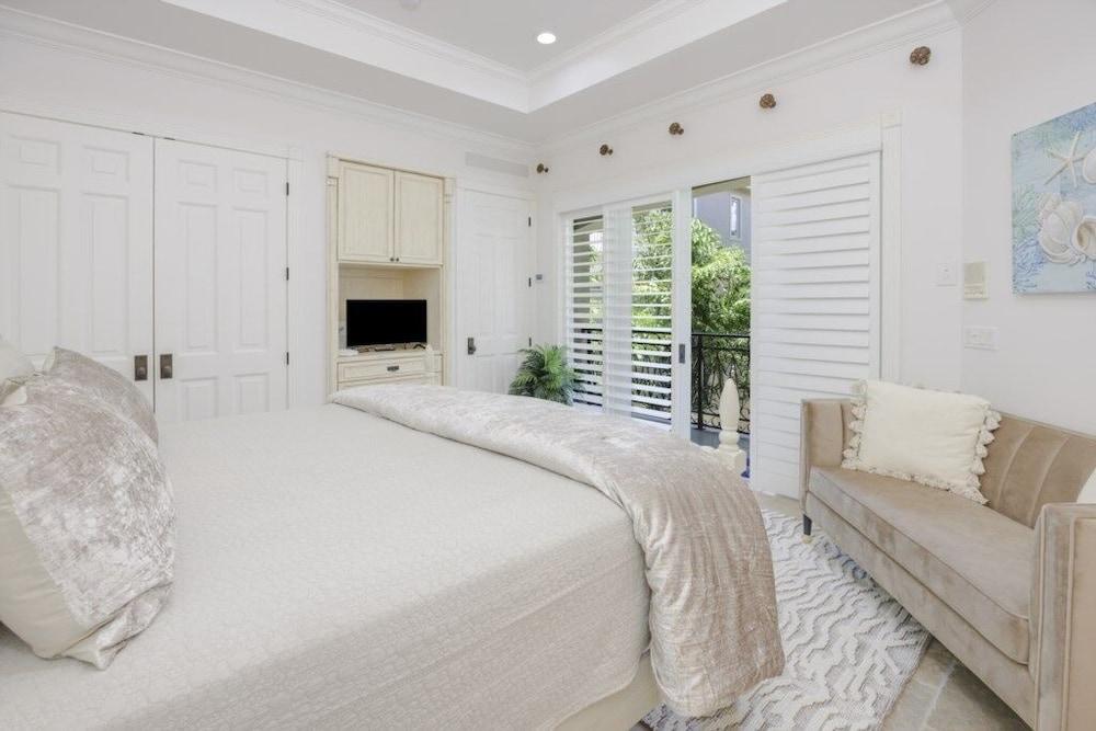 Il Paradiso Perduto 7 Bedroom Home by RedAwning