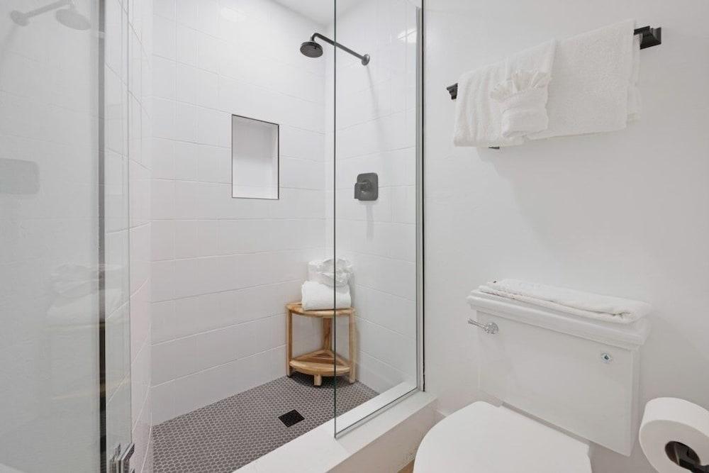 Amarelo Sol 4 Bedroom Home by RedAwning