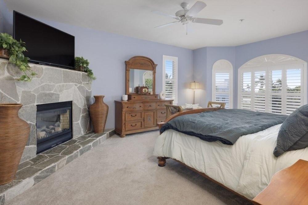 Bella Vita 5 Bedroom Home by RedAwning