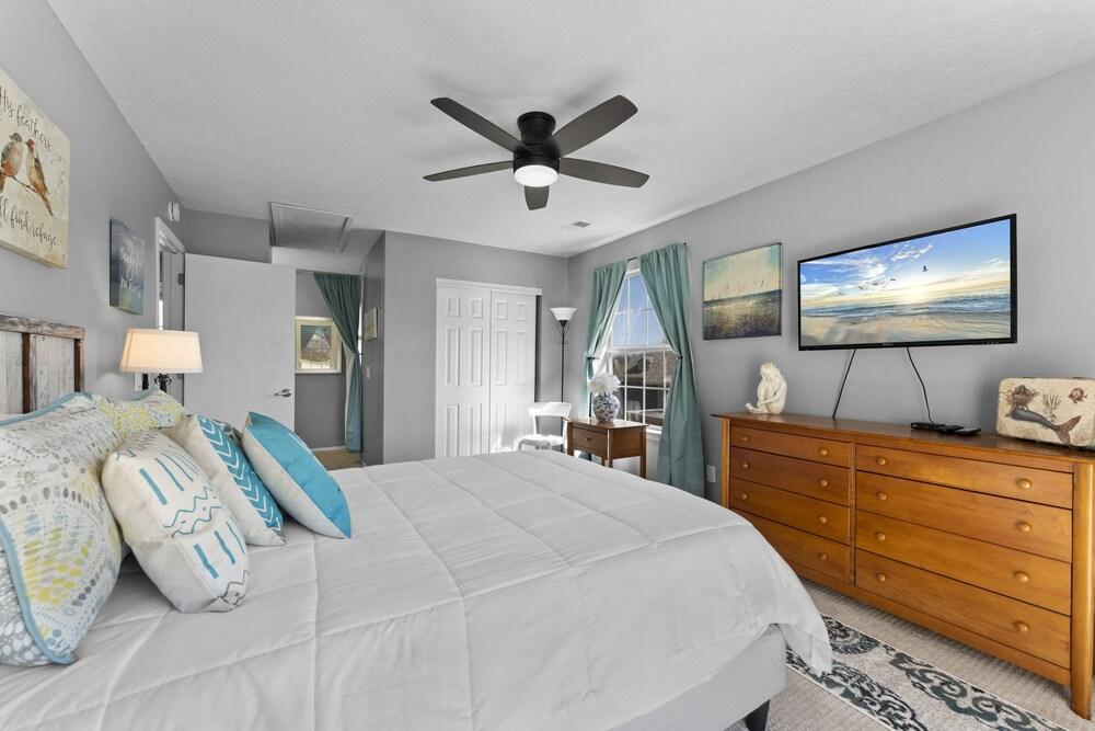 Just Beachy 2 Bedroom Condo by Redawning