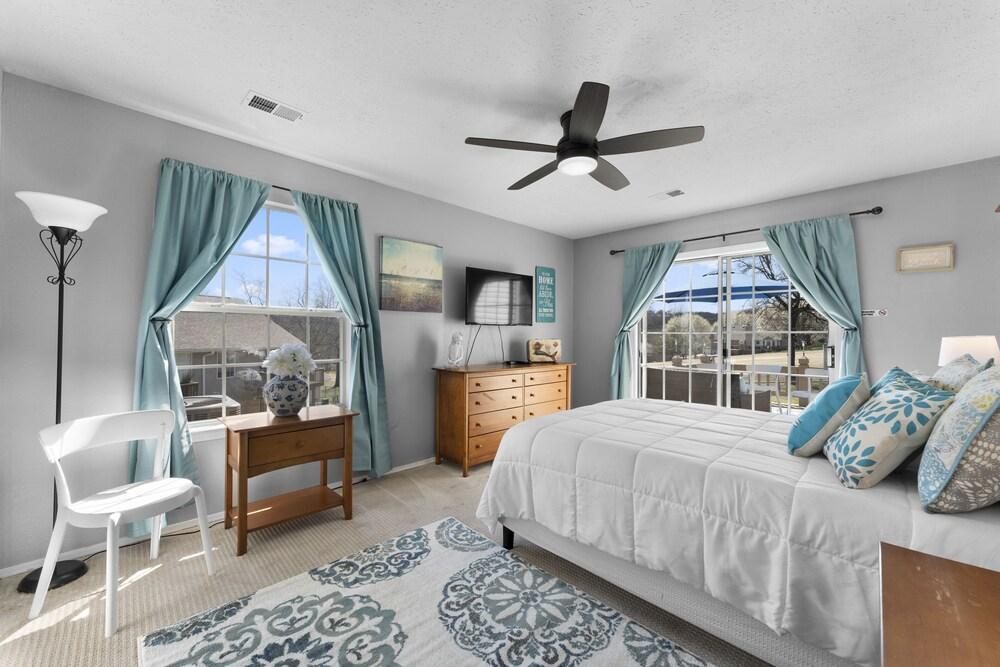 Just Beachy 2 Bedroom Condo by Redawning