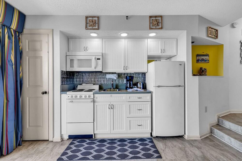 1BR Oceanfront condo with Pool & Balcony