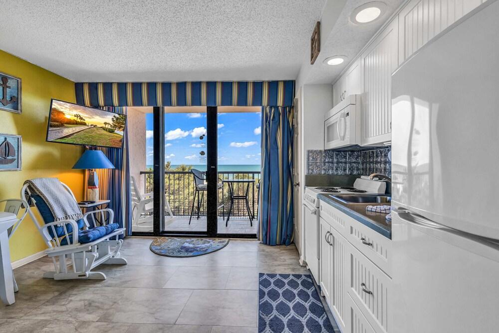 1BR Oceanfront condo with Pool & Balcony
