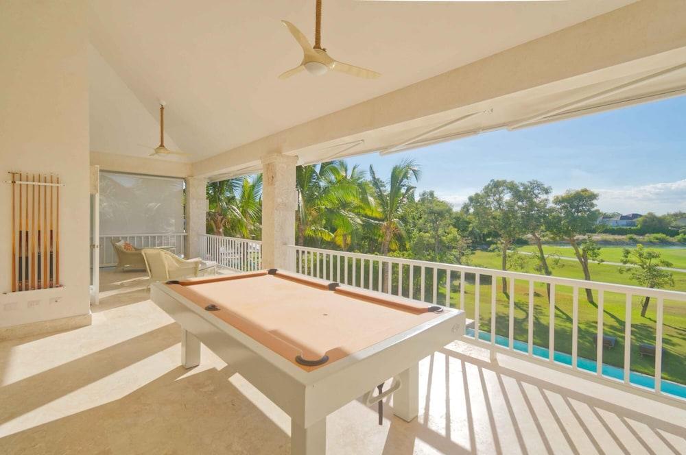 Modern Villa w Golf and Lake View in Beach Resort