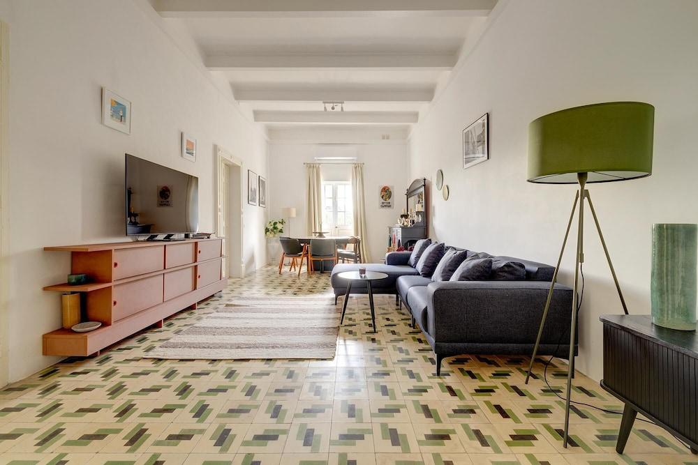 Stylish Apartment Steps From the Capital