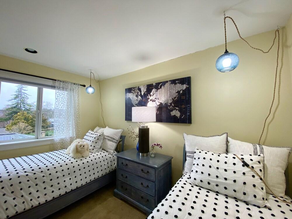 Tranquil 3BR House with Balcony