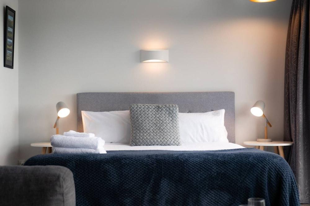 Centrally Located Light-filled Studio w/ Parking