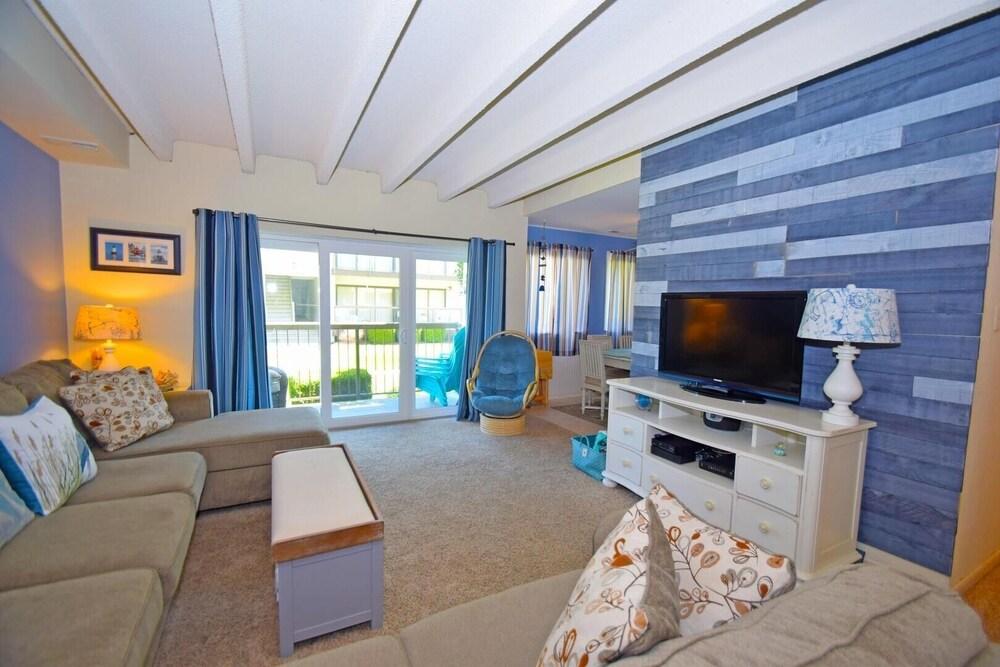 Tiburon 2b 2 Bedroom Condo by Redawning