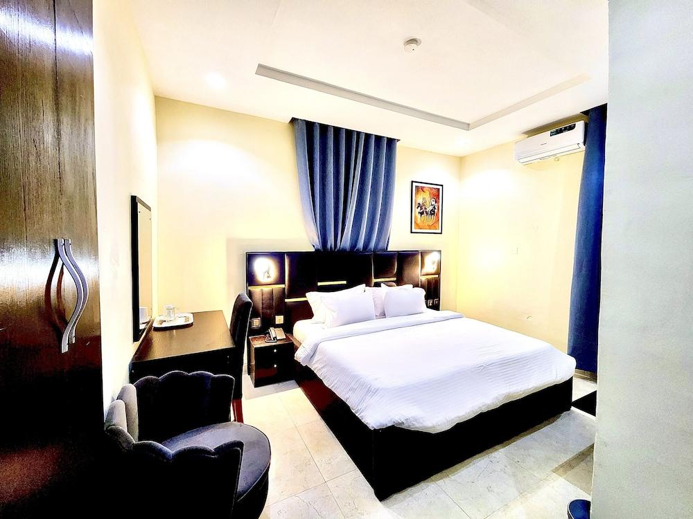 Buddiez Hotel & Resort