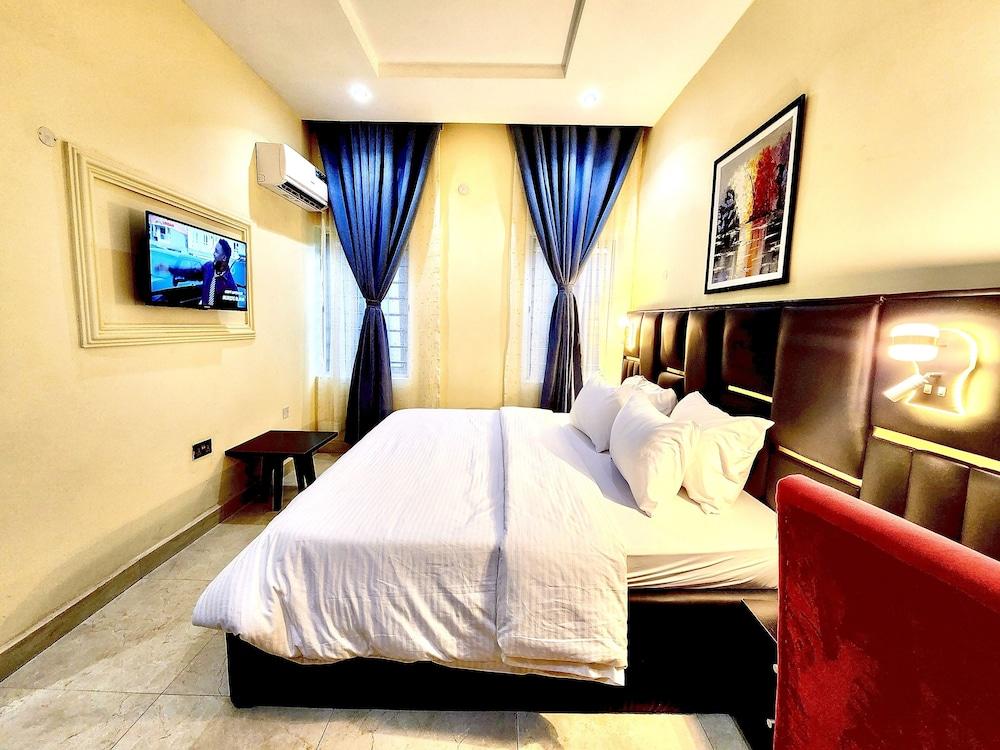 Buddiez Hotel & Resort