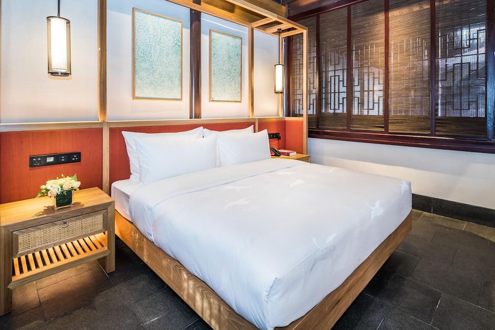 Yihe lake shore Hotspring