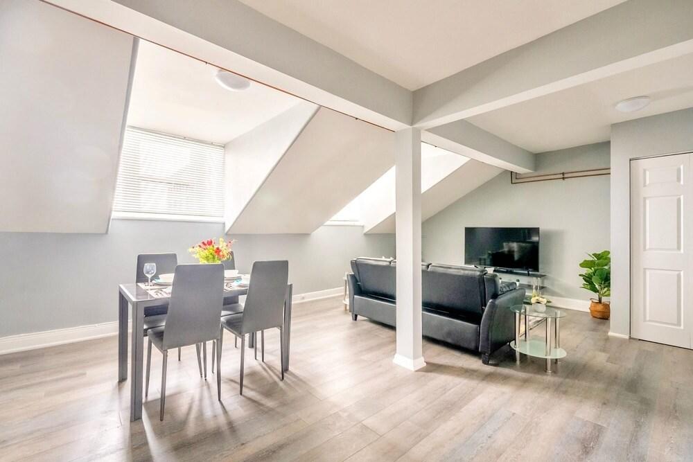 Charming 2BR Apartment - Downtown Hamilton