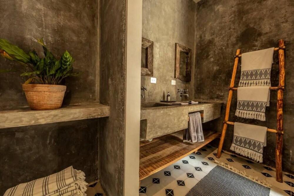 Beautifully Designed 3-br Escape Close to Downtown