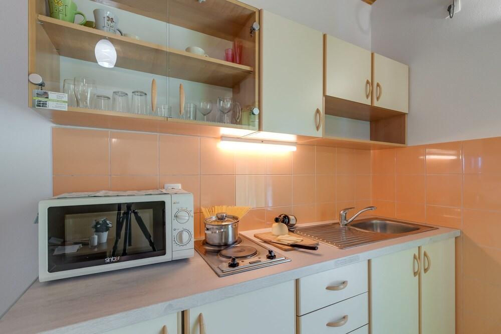 Seaview Pool Suite Larma 2