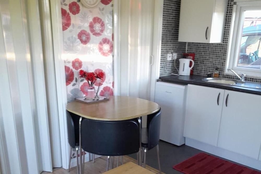 2 Bed-sleeps 4-pets-parking-5 Min to Beach