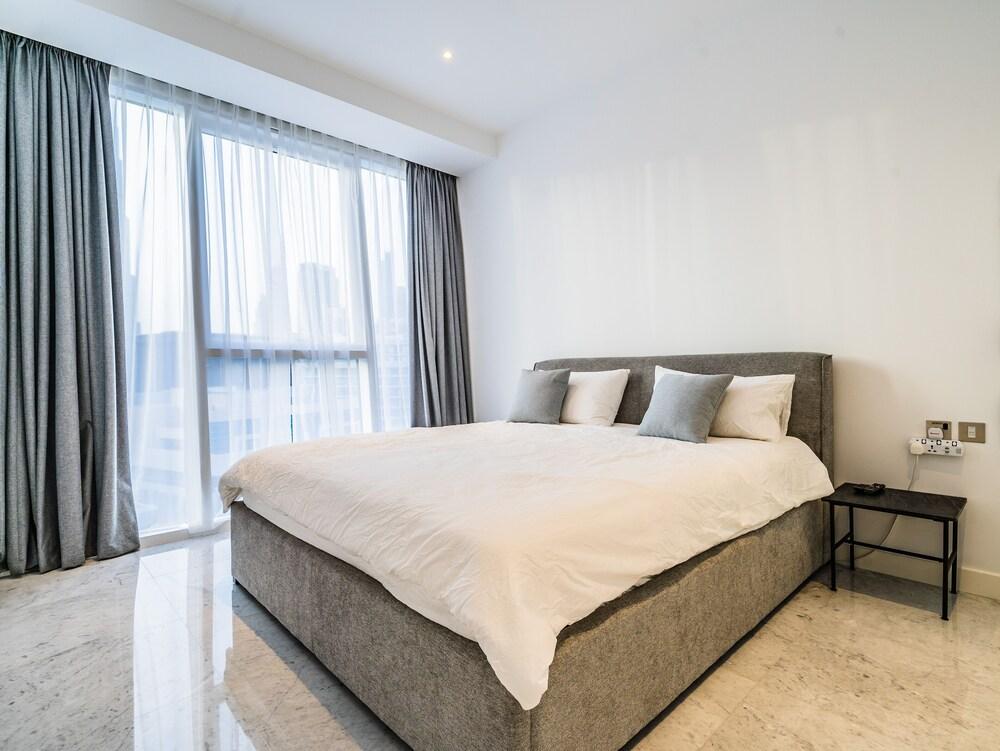 Guests and CoHost  - Elegant Downtown A