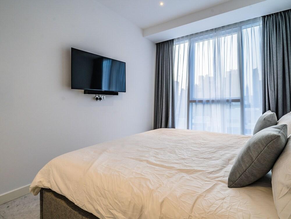 Guests and CoHost  - Elegant Downtown A