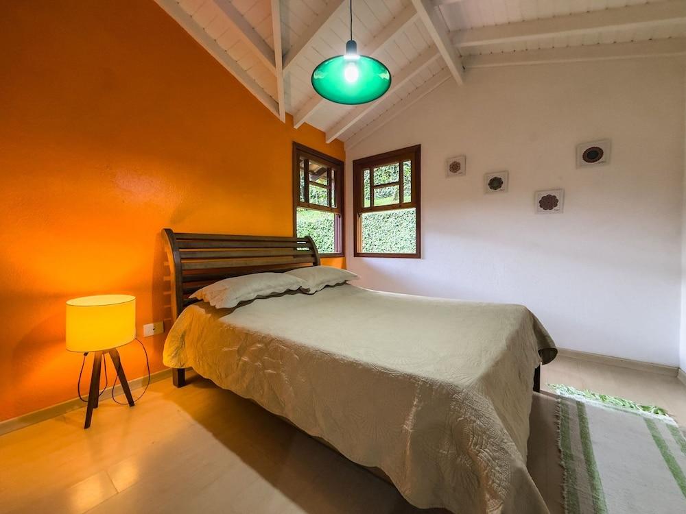 Casa com Piscina Privativa e Natureza – Granja Viana, São Paulo