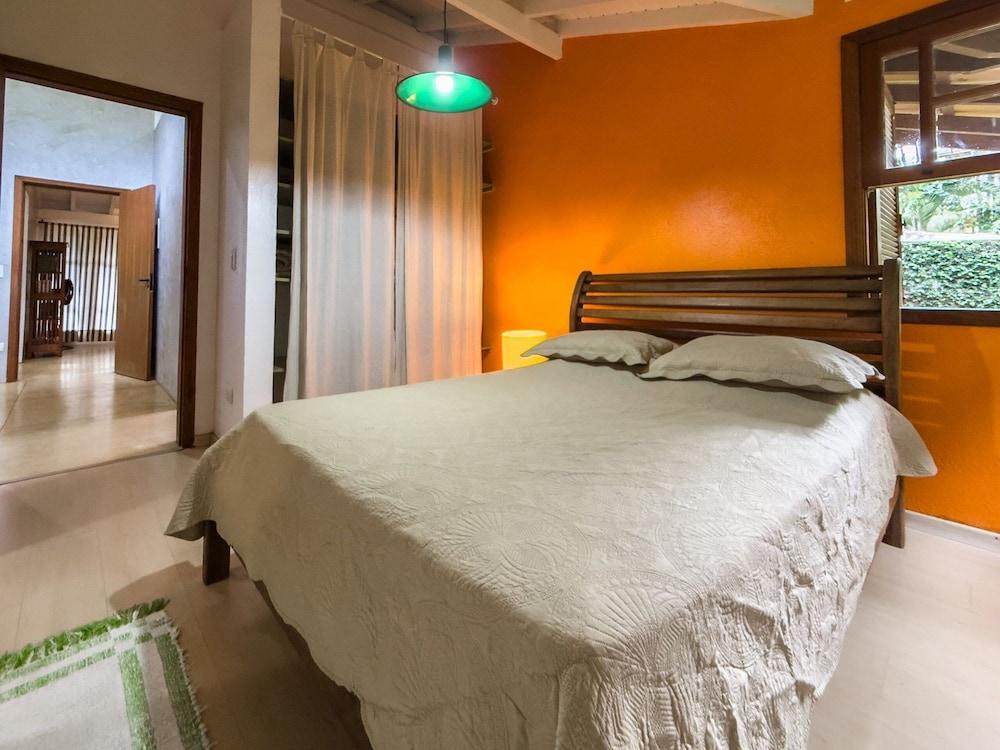 Casa com Piscina Privativa e Natureza – Granja Viana, São Paulo