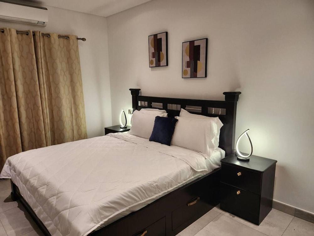 Impeccable & Cozy Gem-5 Star Location - Pools, Gym