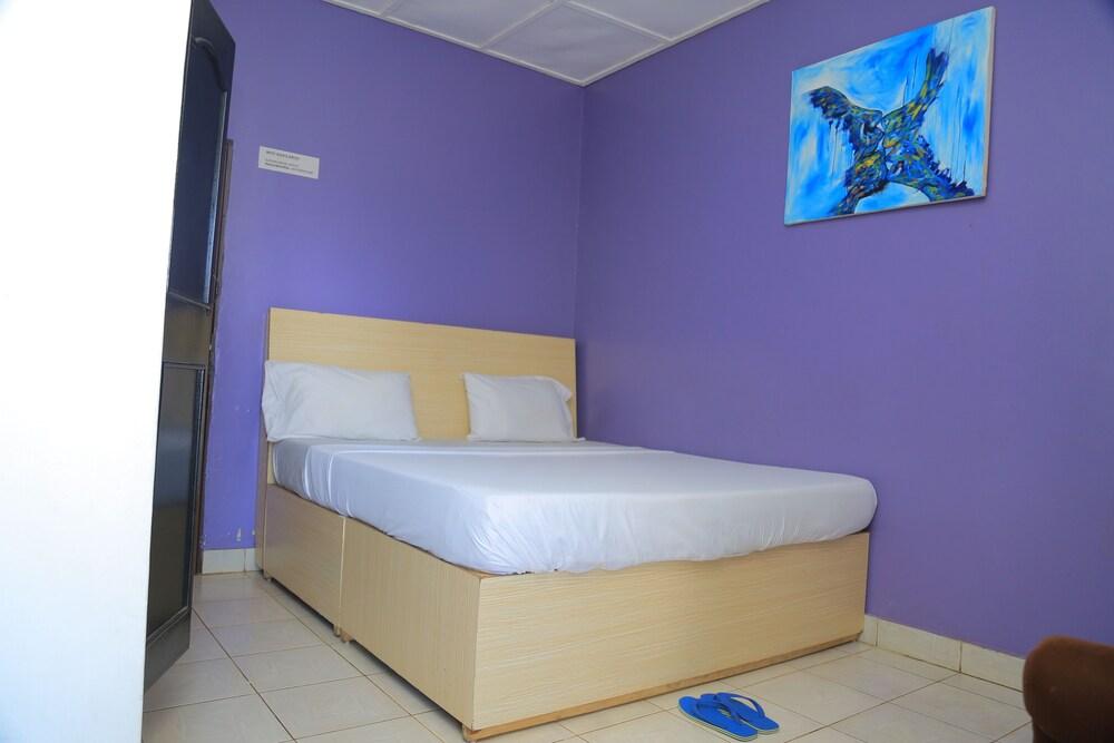 6 Bed - 4 Bath - Sleeps 12 - Garden - Parking