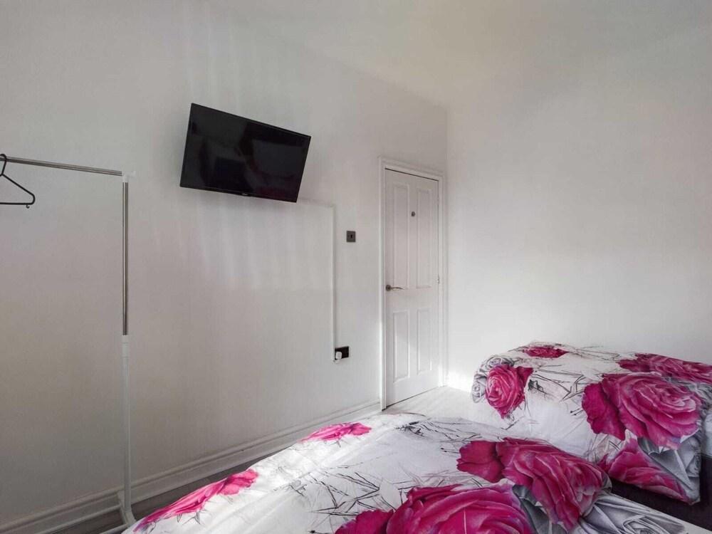 Stunning 4-bed House Fully Refurbished Modern