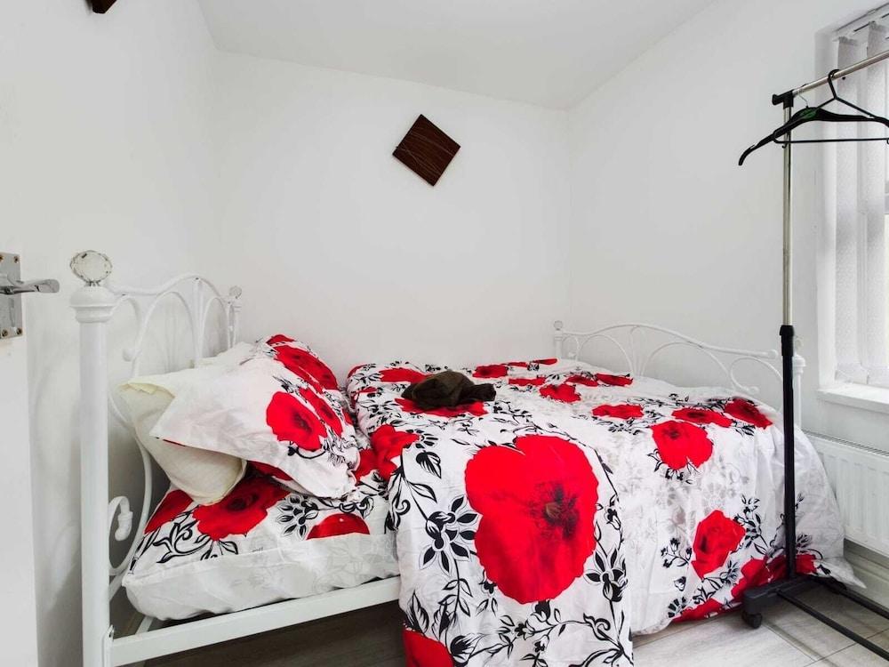 Stunning 4-bed House Fully Refurbished Modern