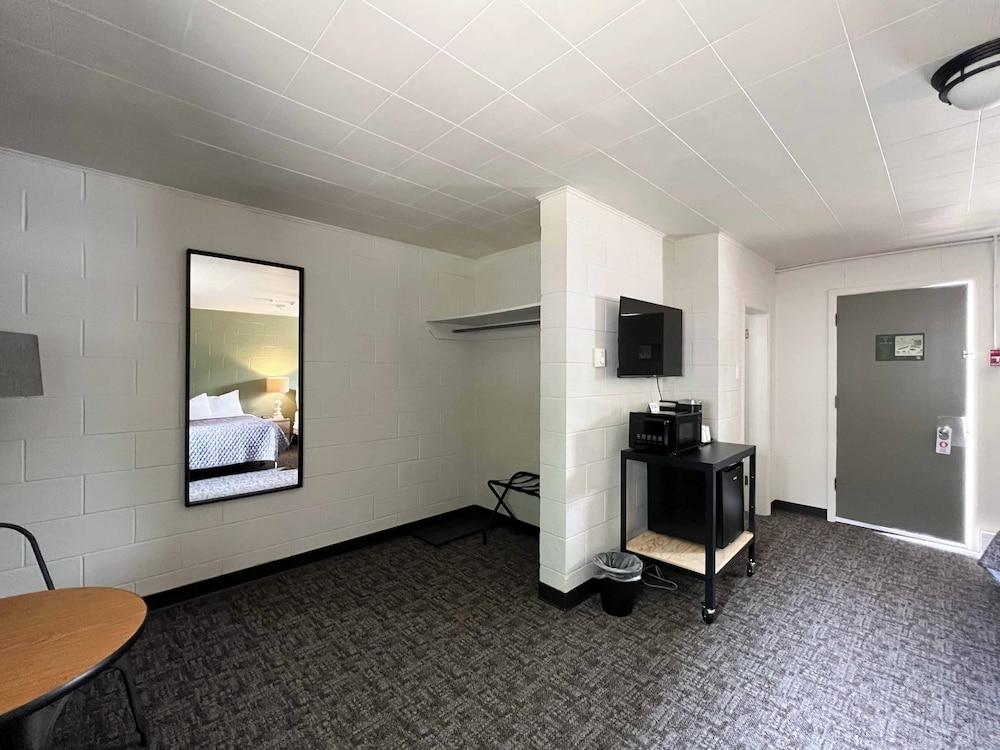 The Trail Inn - Melita, Manitoba - HWY 83/ HWY 3