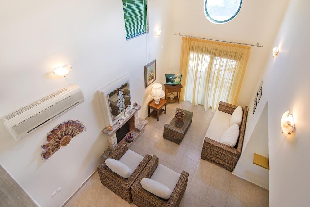 THERETRA KIOTARI VILLAS