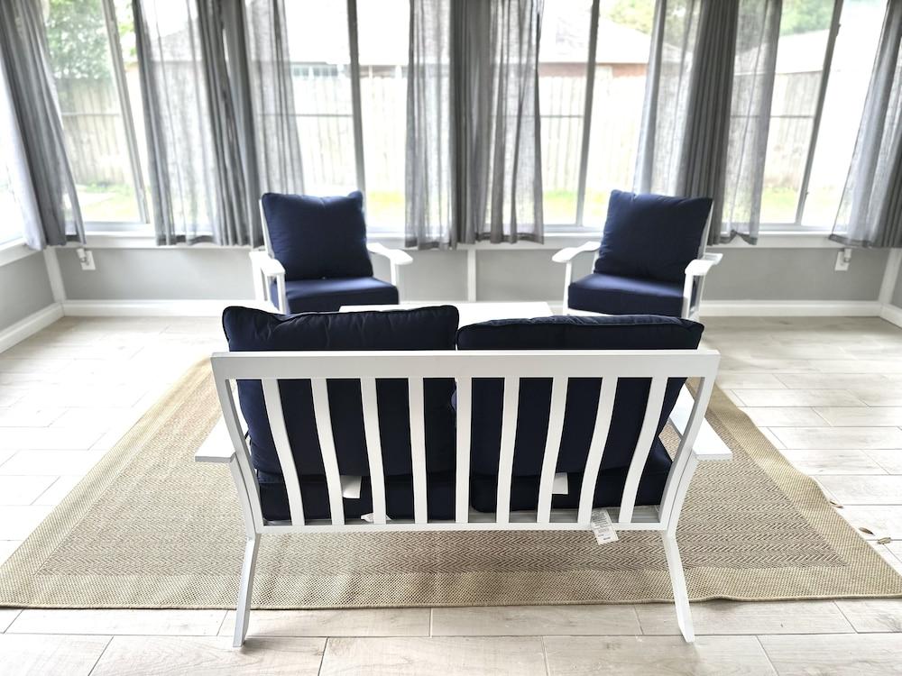 Backyard Breeze 3 Bedroom Home by Redawning