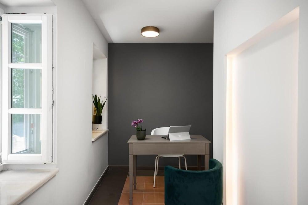 Deluxe Suite Side Sea View