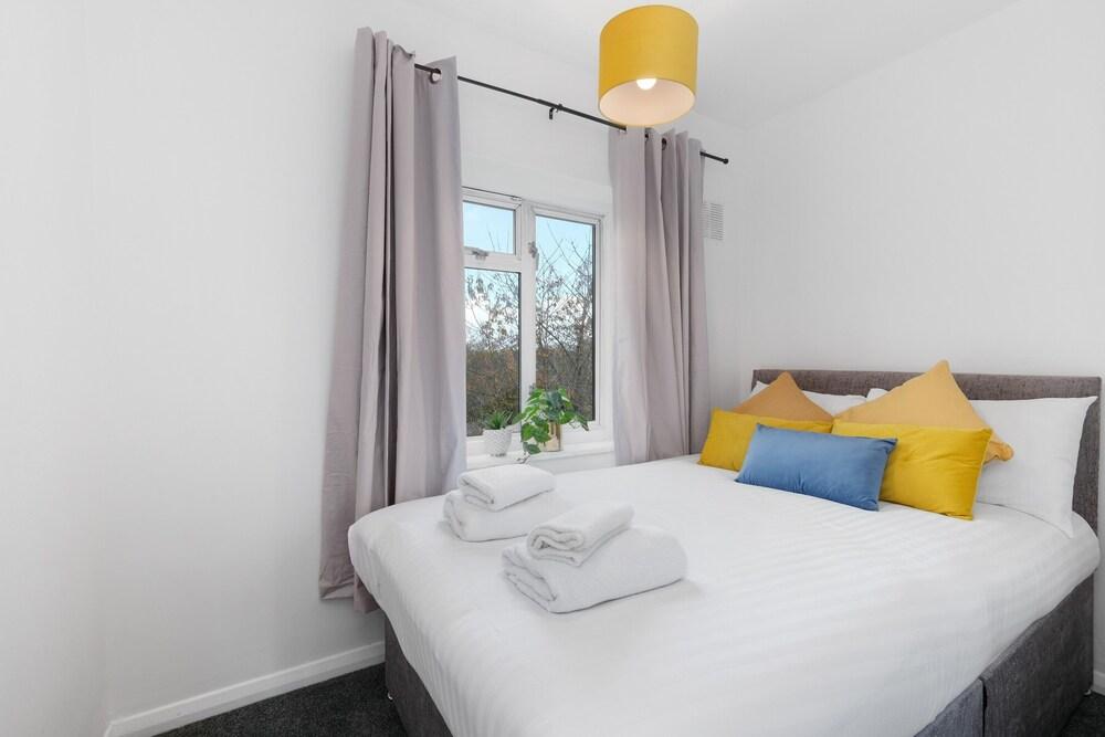 Brambles House West Drayton 3 Bedroom