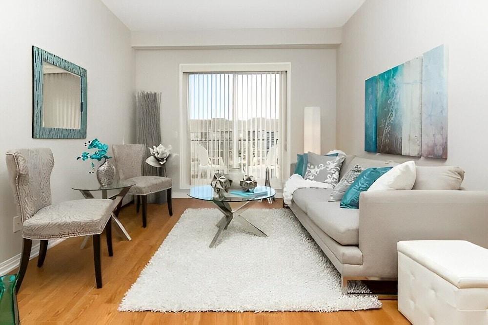 2 BR Apt-Shopping around the corner