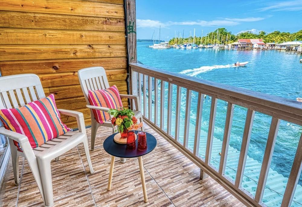 Los balcones over the sea