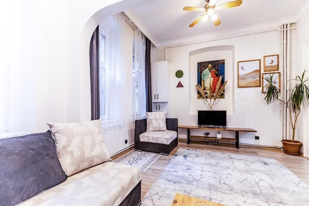 Central Flat Near Taksim Square in Beyoglu