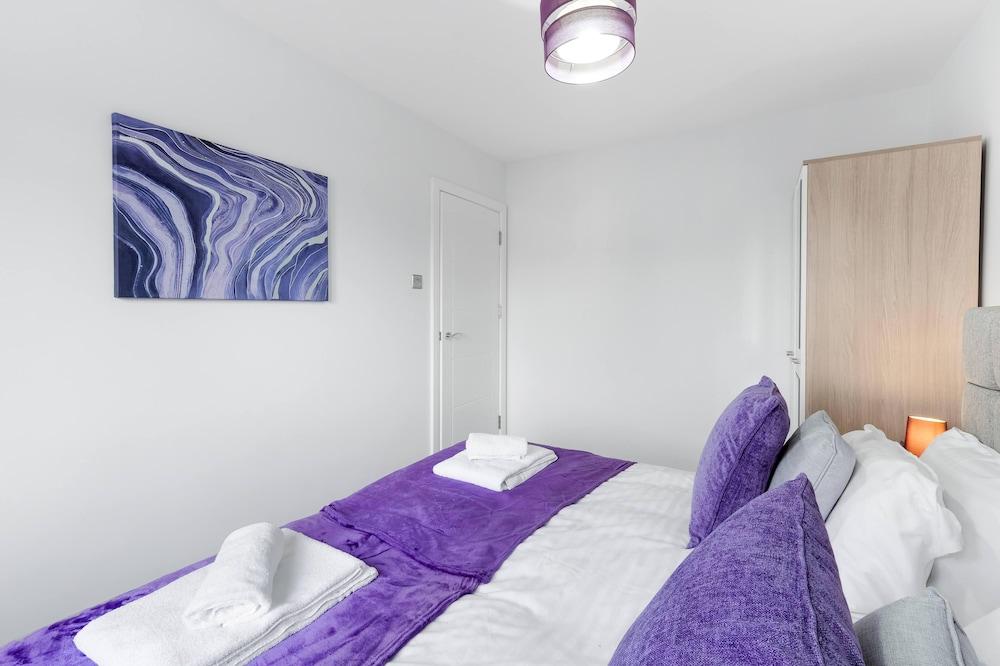 Modern 4 Bedroom House with Parking