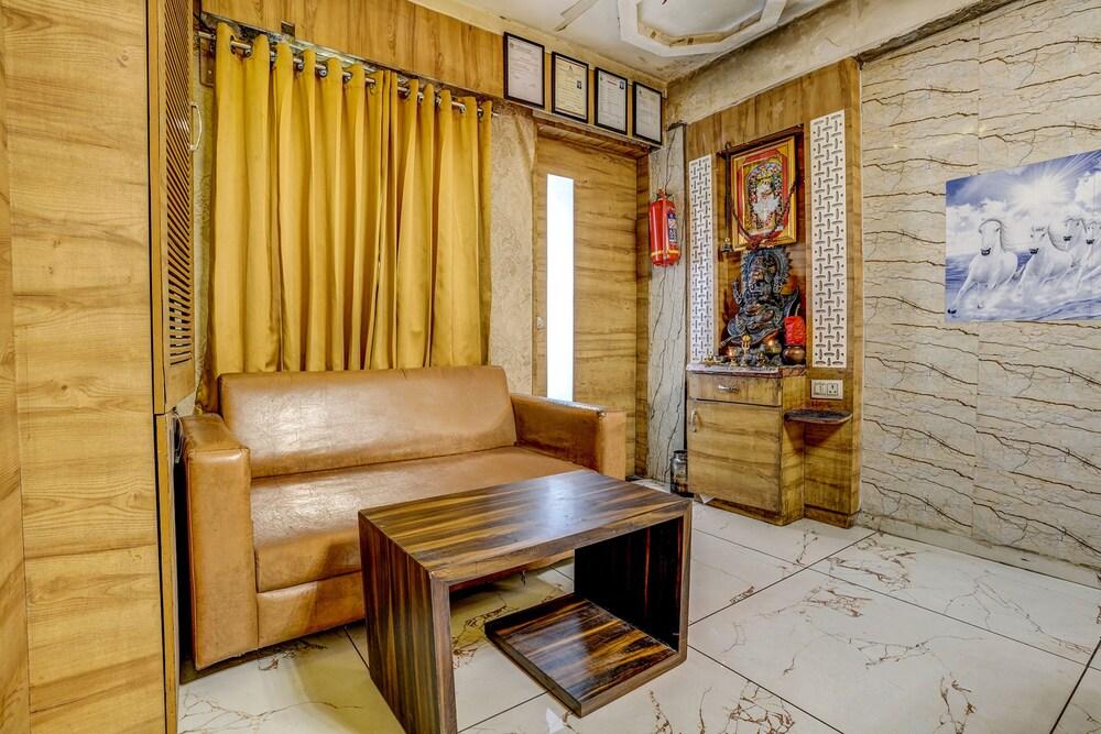 Fabhotel Silver Palace