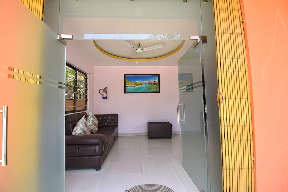 Fabhotel Knight Airways