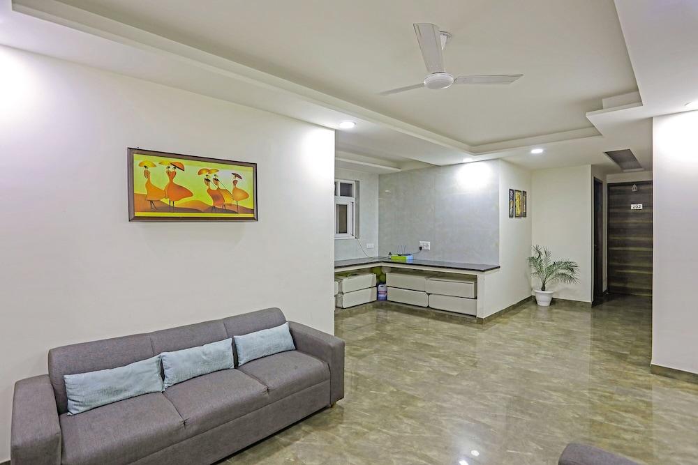 Fabhotel White House Bnb